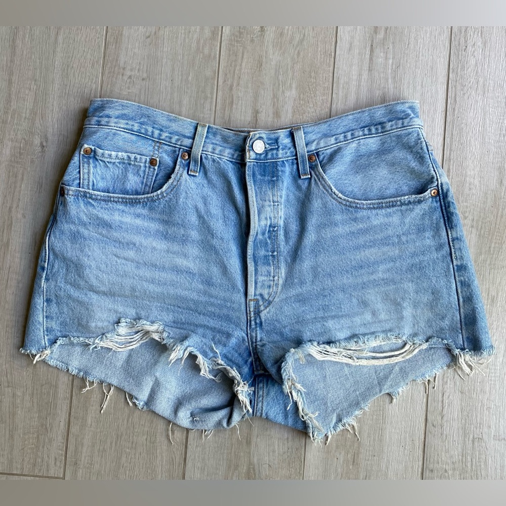 NWOT Levi’s 501 light wash jean/denim shorts